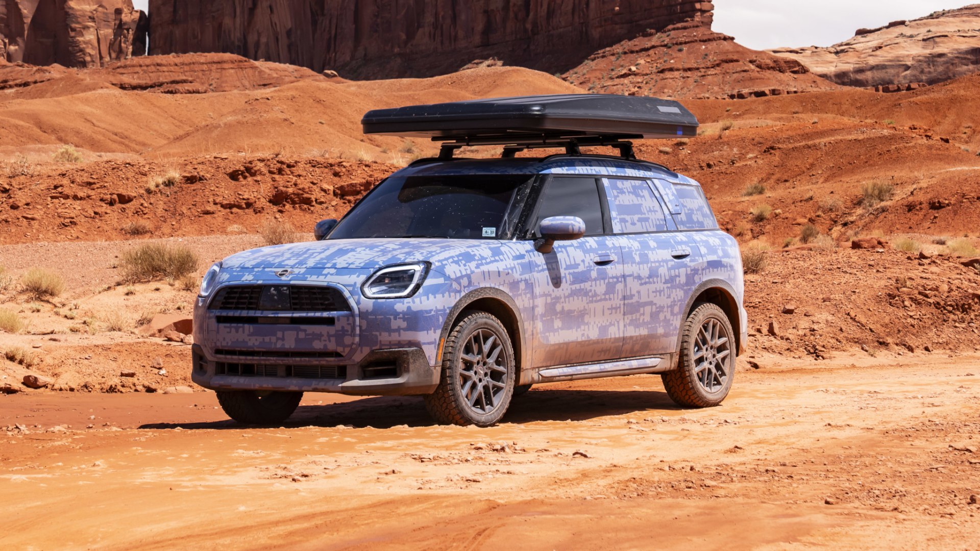 MINI Countryman con sospensioni rialzate e tenda sul tetto, pronta per l'avventura fuori strada