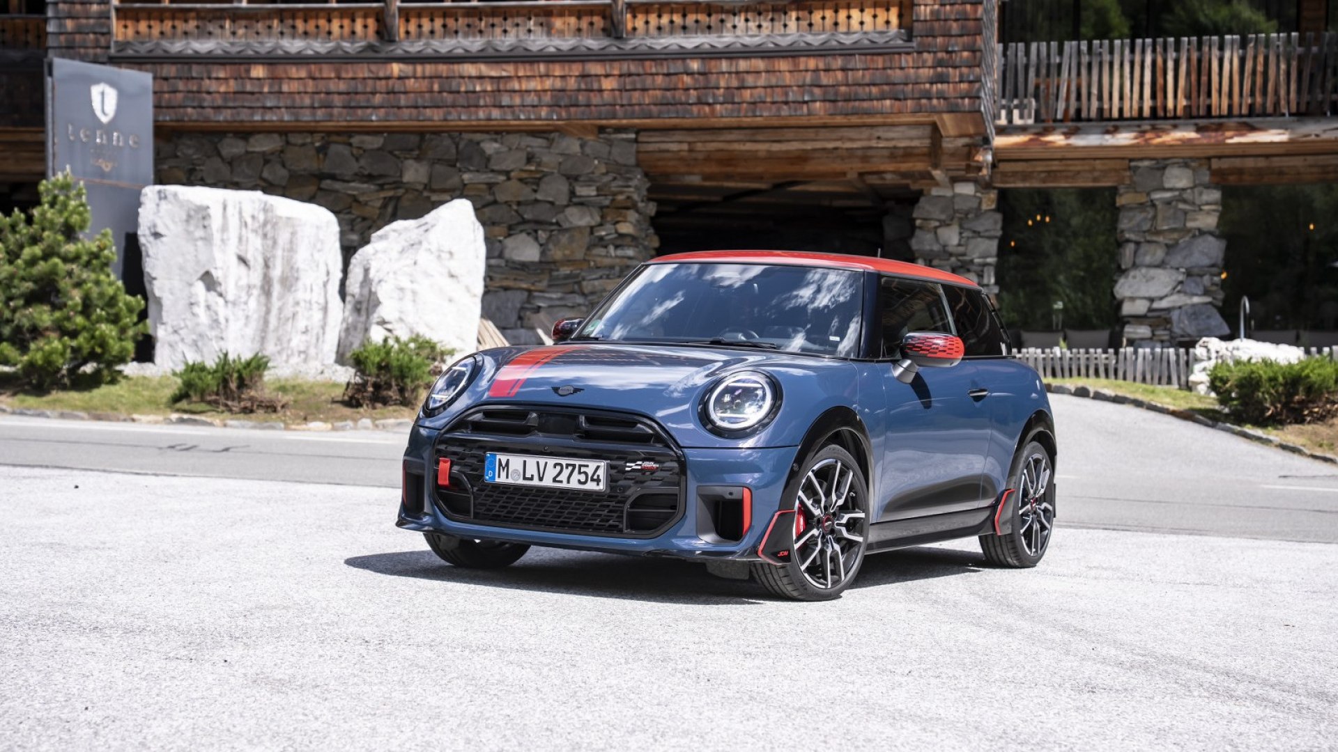 MINI John Cooper Works con accessori JCW, design sportivo e dettagli in fibra di carbonio