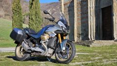 Prova Moto Guzzi V100 Mandello S: guida, consumi, pregi, difetti
