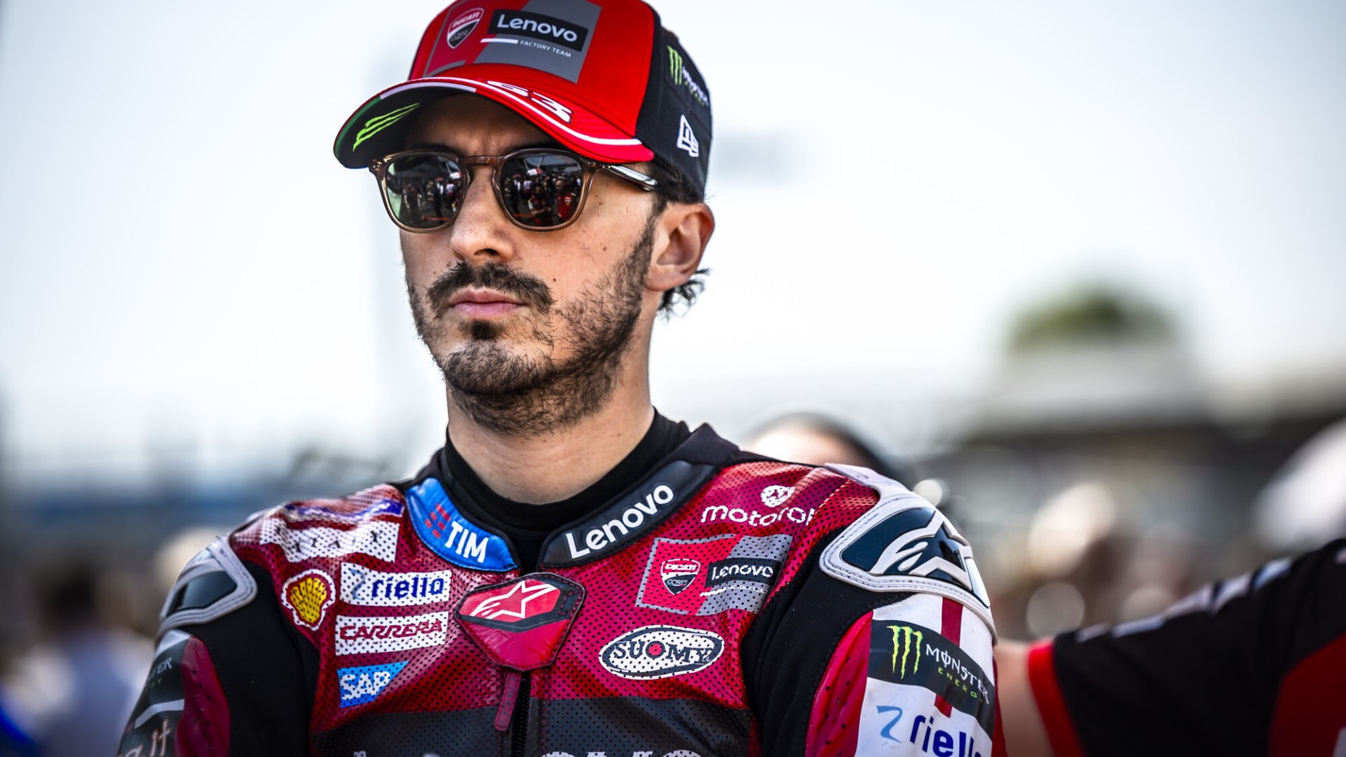 Francesco Bagnaia cade durante il Gran Premio Gran Bretagna, un weekend difficile per il pilota Ducati