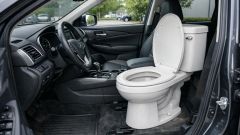 Nel momento del bisogno: la cinese Seres brevetta il water per auto