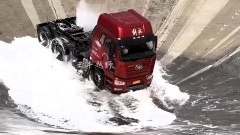 Follia in Cina: nella conca insaponata con la motrice del TIR