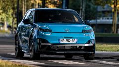 Prova nuova Nissan Micra 2025: autonomia, interni, pregi, difetti...
