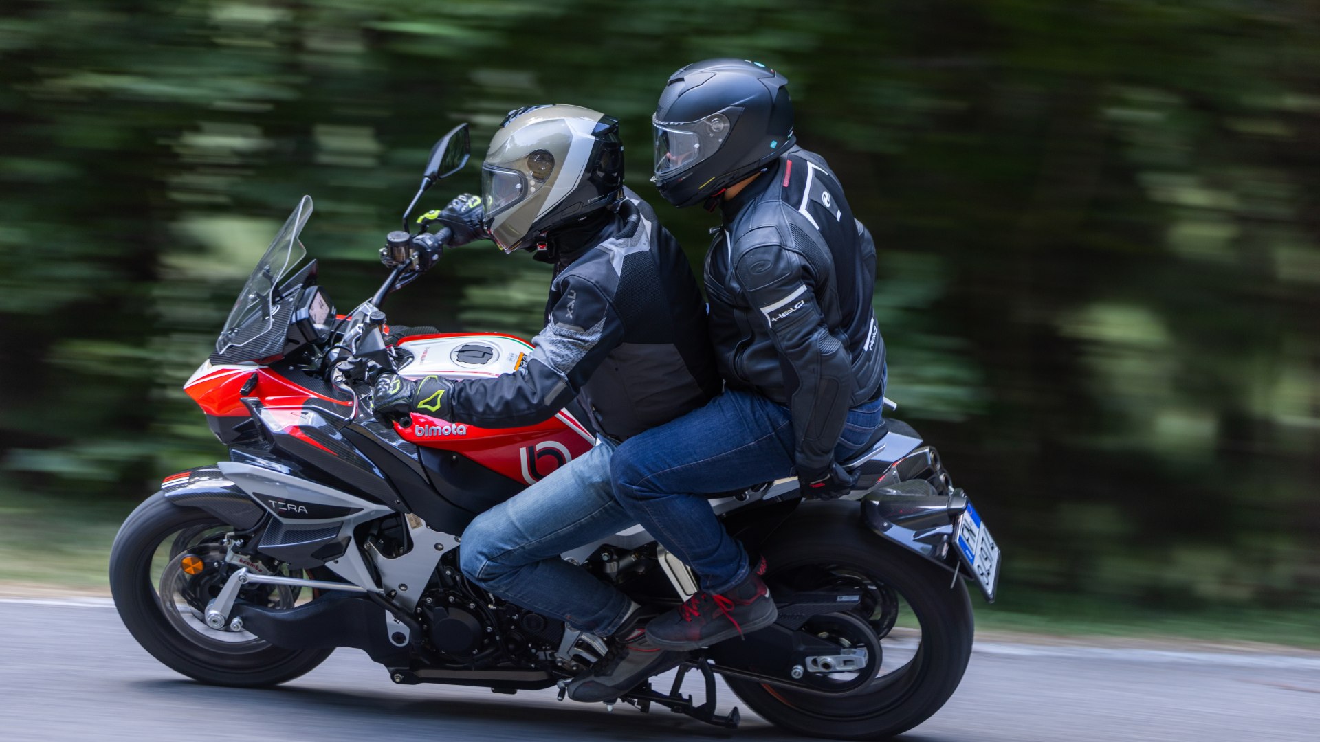 Un motociclista indossa un casco avanzato che registra dati di guida e invia allert