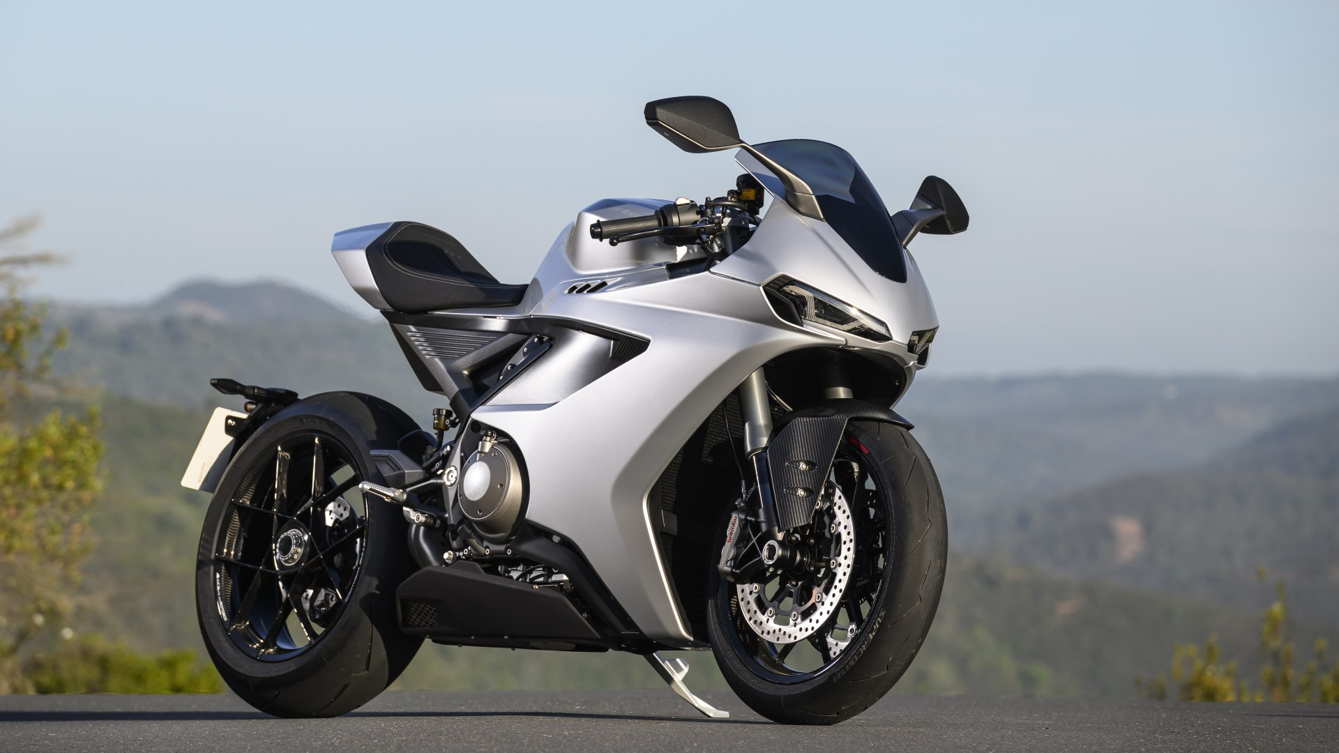 Tecnici di Norton testano la Manx R su strada e pista con 500.000 km e 100 prototipi per garantire un feeling di guida unico