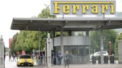 Ferrari lavora alla prima auto elettrica, occhi su Xiaomi SU7