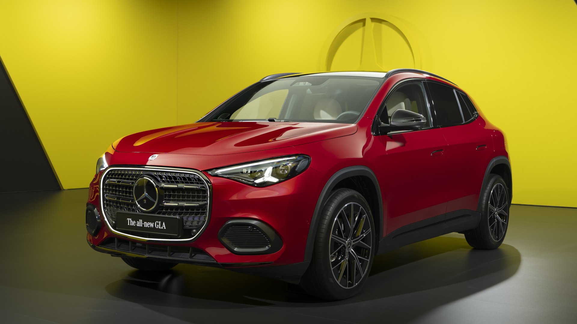 Nuova Mercedes GLA elettrica con autonomia di 657 km e tecnologia a 800 Volt, in mostra con dettagli esterni e interni, immagine di approfondimento