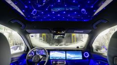 Gli interni della Mercedes GLB, tra luci ambient e maxi display
