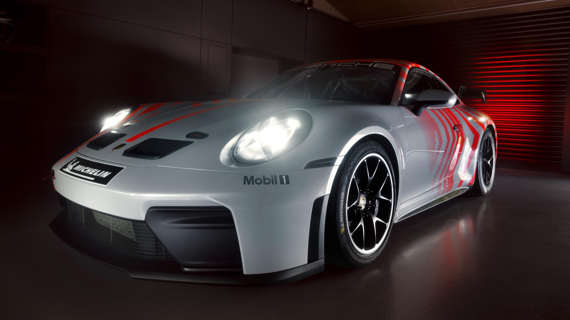 Porsche 911 Challenge, auto da corsa con motore boxer da 379 kW e dotazioni di sicurezza da competizione, pronta per la stagione 2027