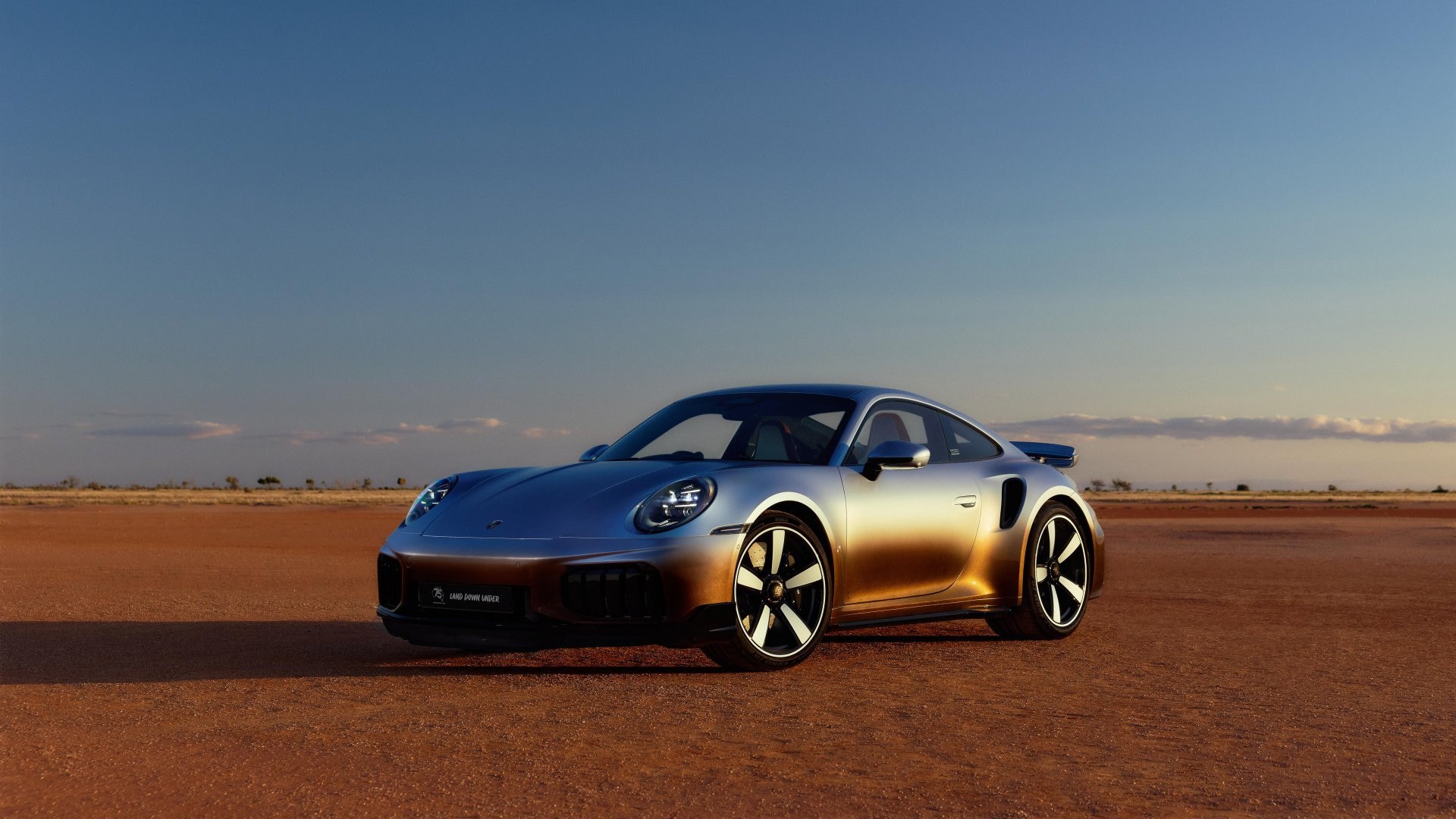 Una Porsche 911 Turbo S con vernici cangianti e dettagli ispirati al deserto australiano
