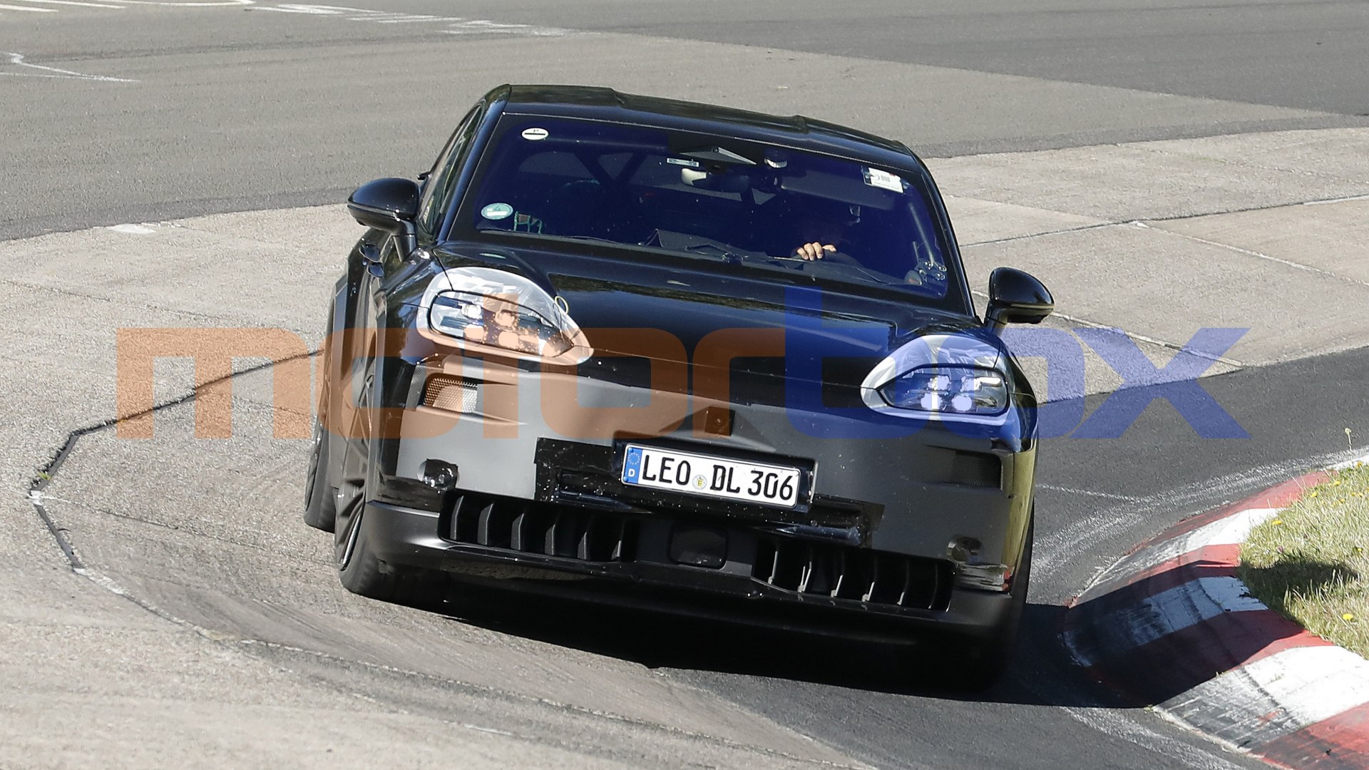 Porsche Cayenne Turbo GT Weissach in test al Nürburgring con paraurti e prese d’aria ridisegnati
