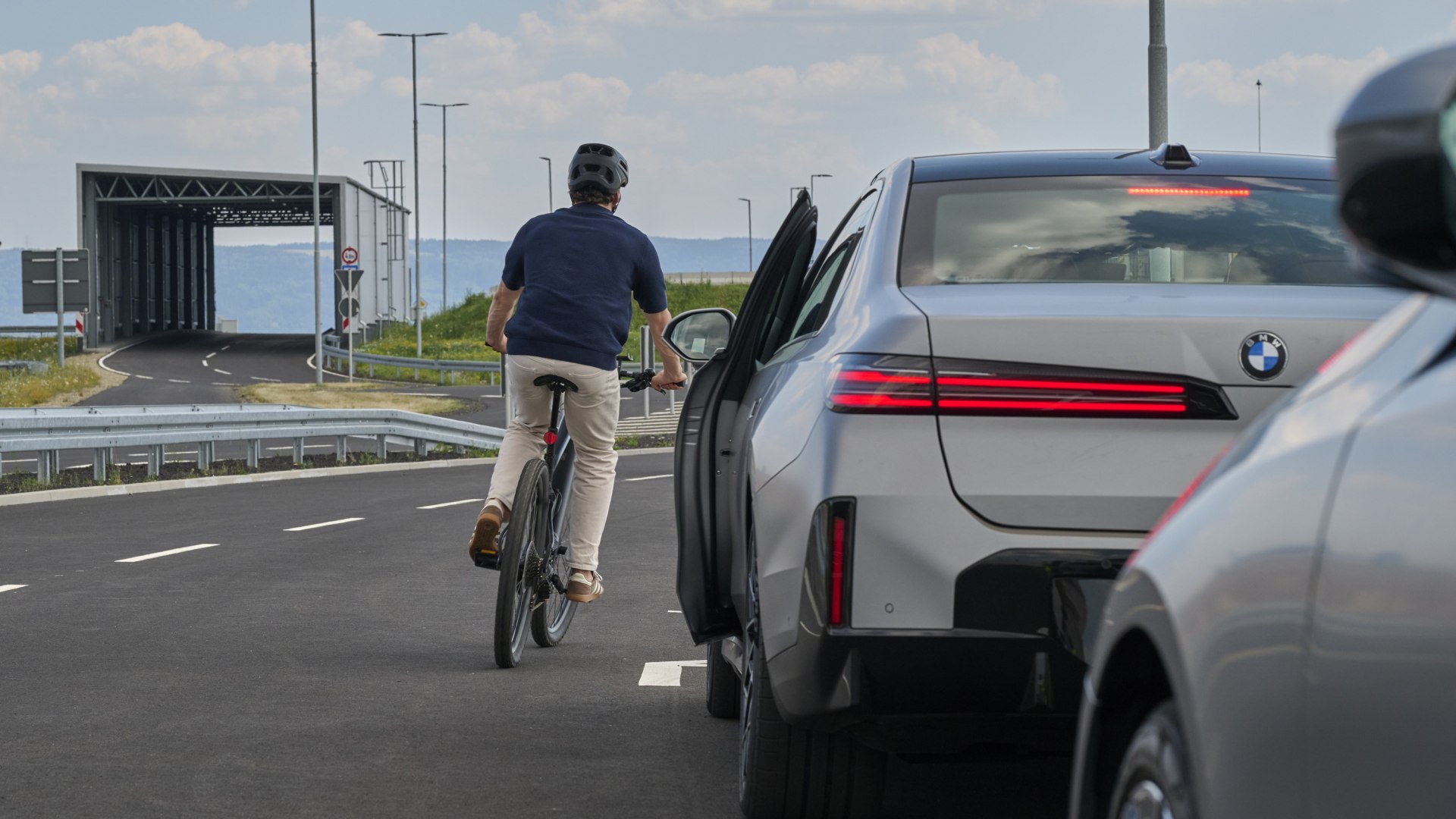 Portiera elettronica di una BMW Neue Klasse che si blocca per evitare incidenti con veicoli e ciclisti