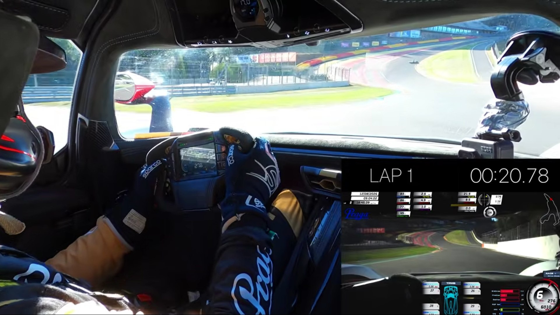 Supercar ceca in pista a Spa-Francorchamps, con gomme Michelin e pilota esperto