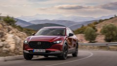 Al volante della nuova Mazda CX-30 2027: ecco come cambia