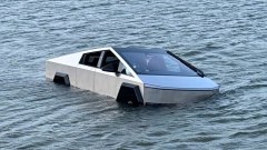 Prova il Wade Mode del suo Tesla Cybertruck: affonda