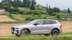 Prova Volvo XC60 T6 AWD 2026: nuovo look stessi motori per il SUV