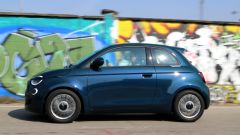 Nuova Fiat 500 Hybrid 2026: prova, consumi reali, interni, prezzi