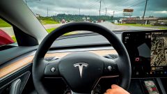 Autopilot e Full Self Driving cambiano nomi perché fuorvianti