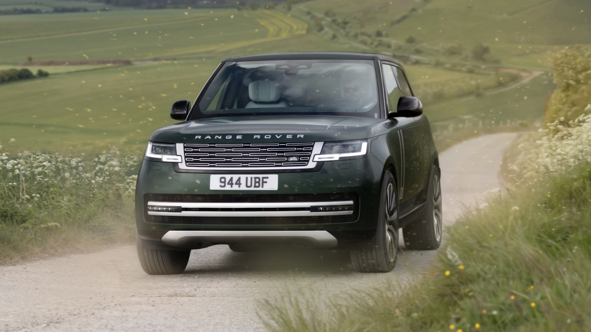 SUV elettrico Range Rover con design simile ma prestazioni eccezionali, autonomia fino a 600 km e tecnologia 800 V