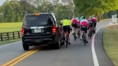 Auto vs ciclisti: il video virale dello scontro corpo a corpo