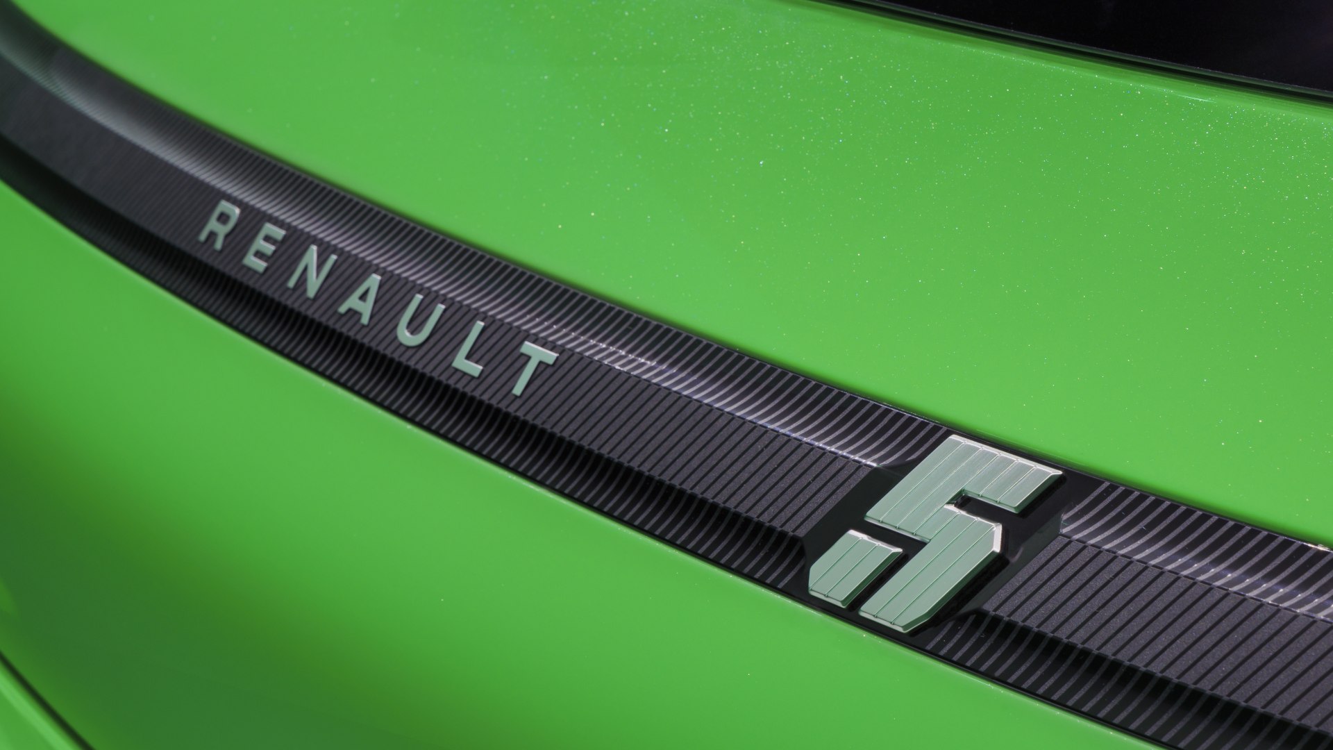 Renault 5 E-Tech mostra nuovi cerchi dorati e tinte, con autonomia migliorata a 431 km WLTP