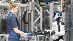 Robot con AI in fabbrica: la sperimentazione BMW che pu&ograve; ridefinire la produzione delle moto