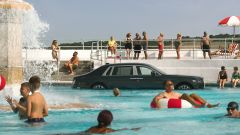 Rolls-Royce Phantom festeggia 100 anni con tuffo in piscina. Video