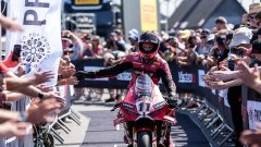 Superbike Donington, Bulega firma la nona superpole consecutiva