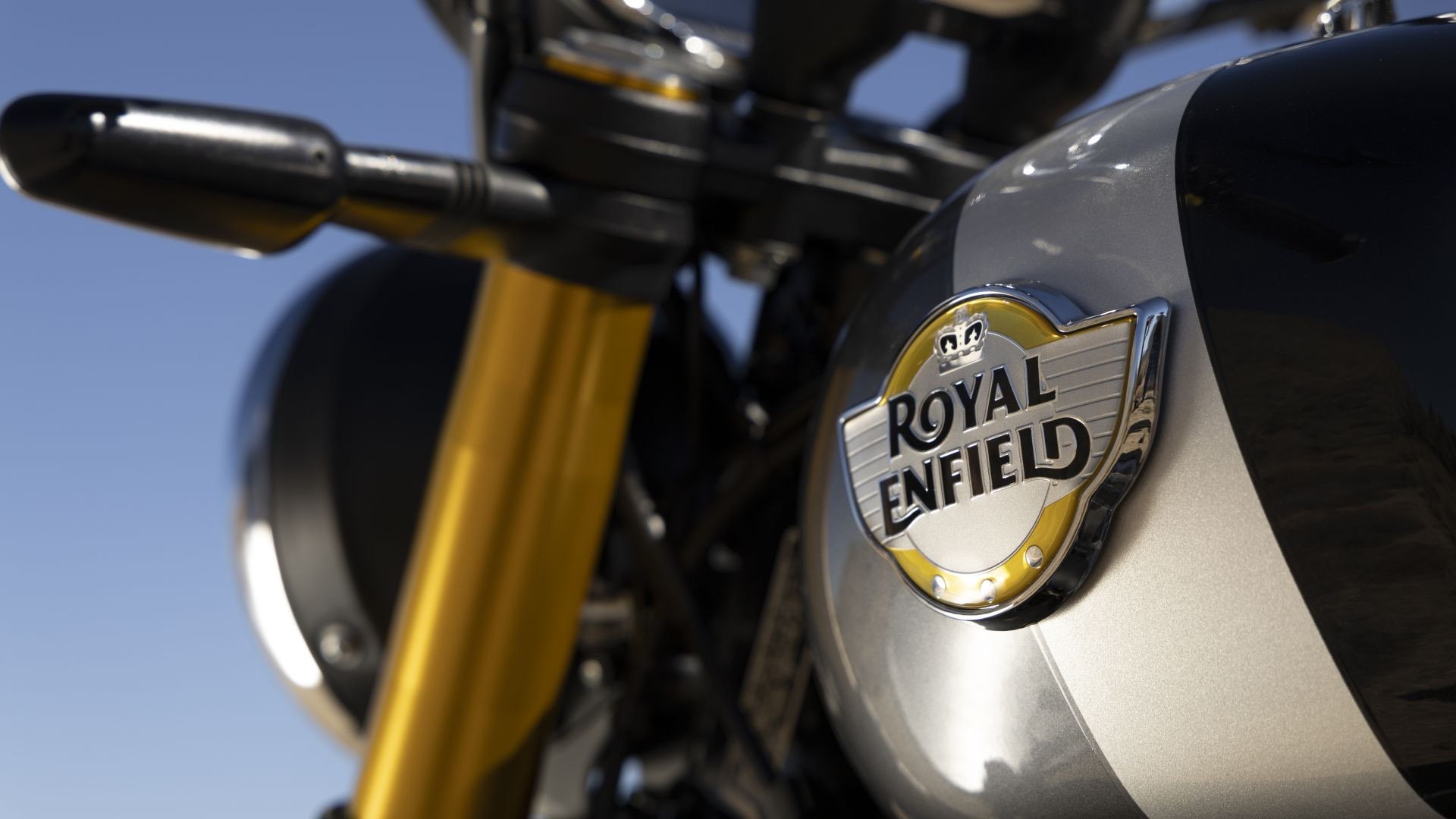 Royal Enfield Himalayan 750 in prova su strada, con schermo TFT e freni a doppio disco