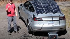 Video: come ricaricare una Tesla Model 3 con pannelli solari