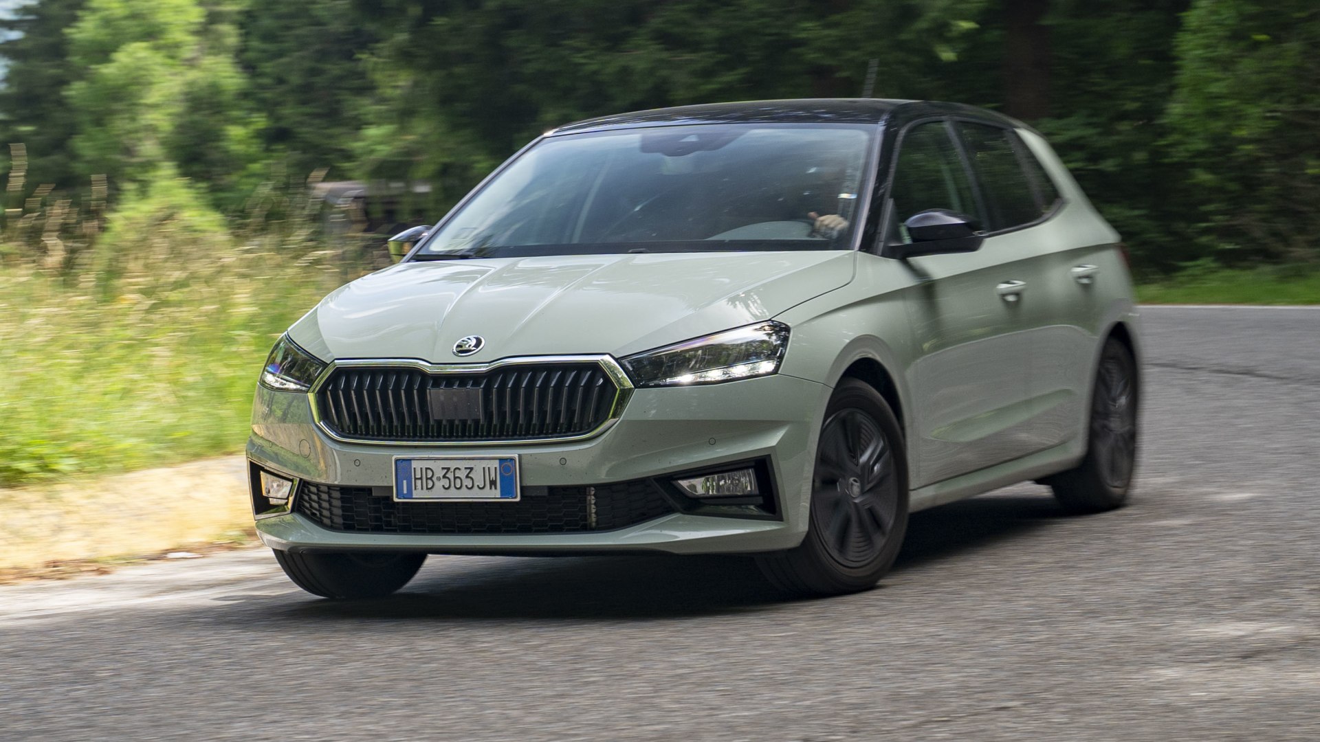 Una Skoda Fabia 1.0 TSI 95 CV Be More con cambio manuale a 5 marce, sedili e bagagliaio, in strada