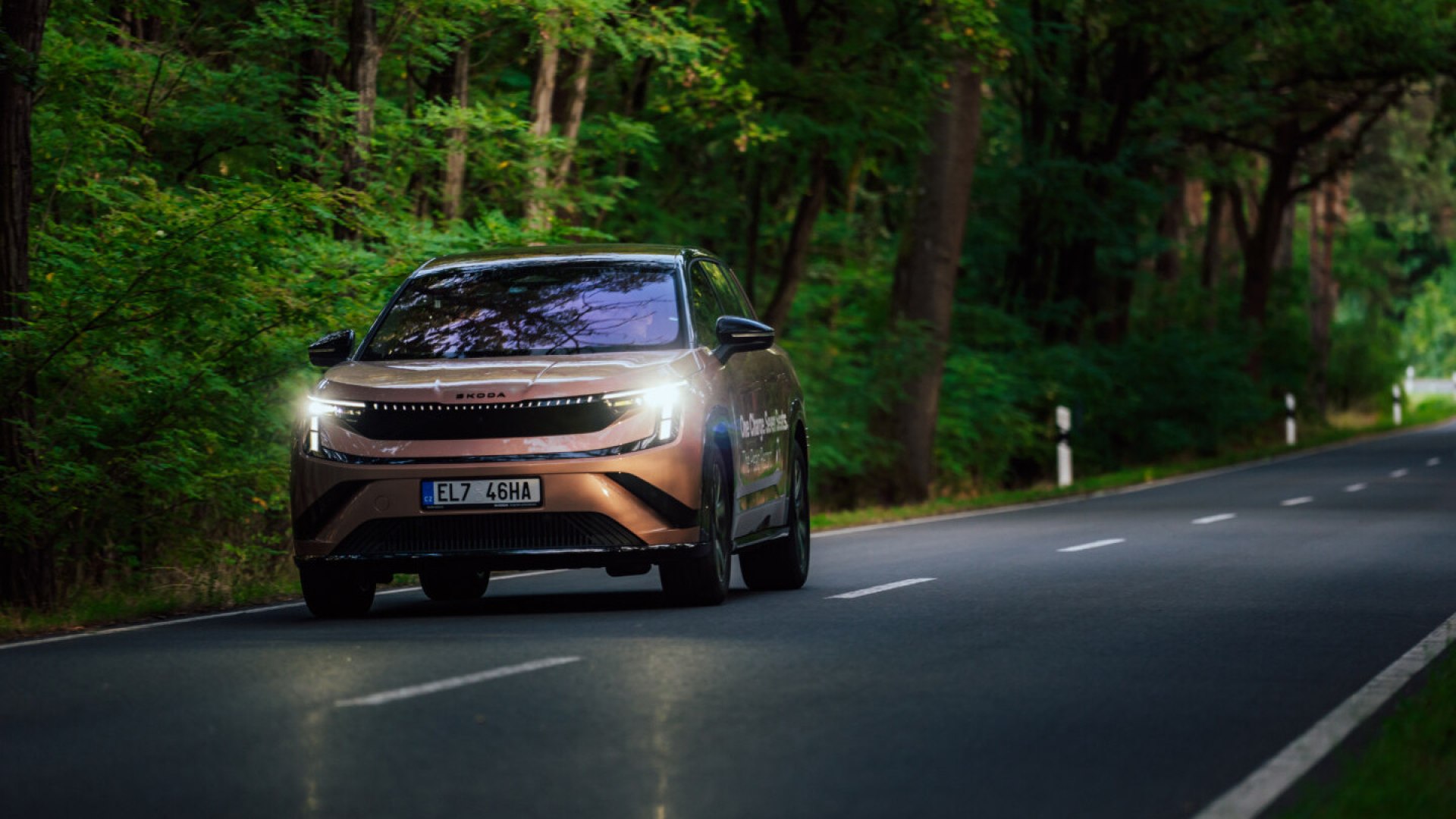 Due piloti Skoda guidano una Peaq elettrica per 936 km senza ricaricare, record per SUV a 7 posti