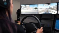 Società noleggio consegna auto autonome con guida da remoto. Video