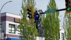Incidente in Canada: superbike appesa al semaforo