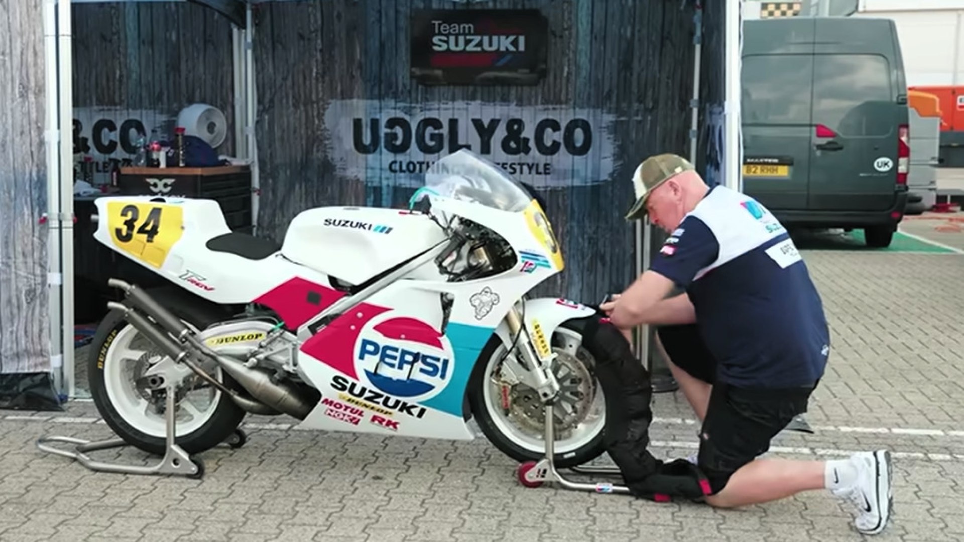 Una moto d’epoca in pista a Assen, con Danny Webb e Peter Hickman in sella