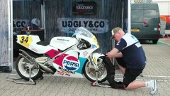 Suzuki RGV 500 Kevin Schwantz: in video la prova in pista ad Assen