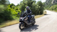 SYM Cruisym 400 2026: la prova del maxi-scooter, pregi, difetti e prezzo