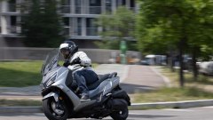 SYM Joymax Z 300 E5+ 2026: pregi , difetti e prezzo dello scooter GT