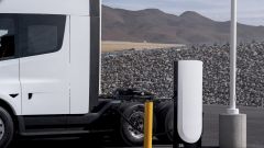 Tesla Basecharger, da 2026 la colonnina DC da 125 kW. Per il Semi