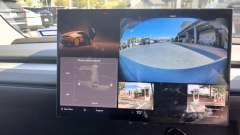 Tesla Cybercab: in emergenza si guida col touch screen (ma tu non puoi)