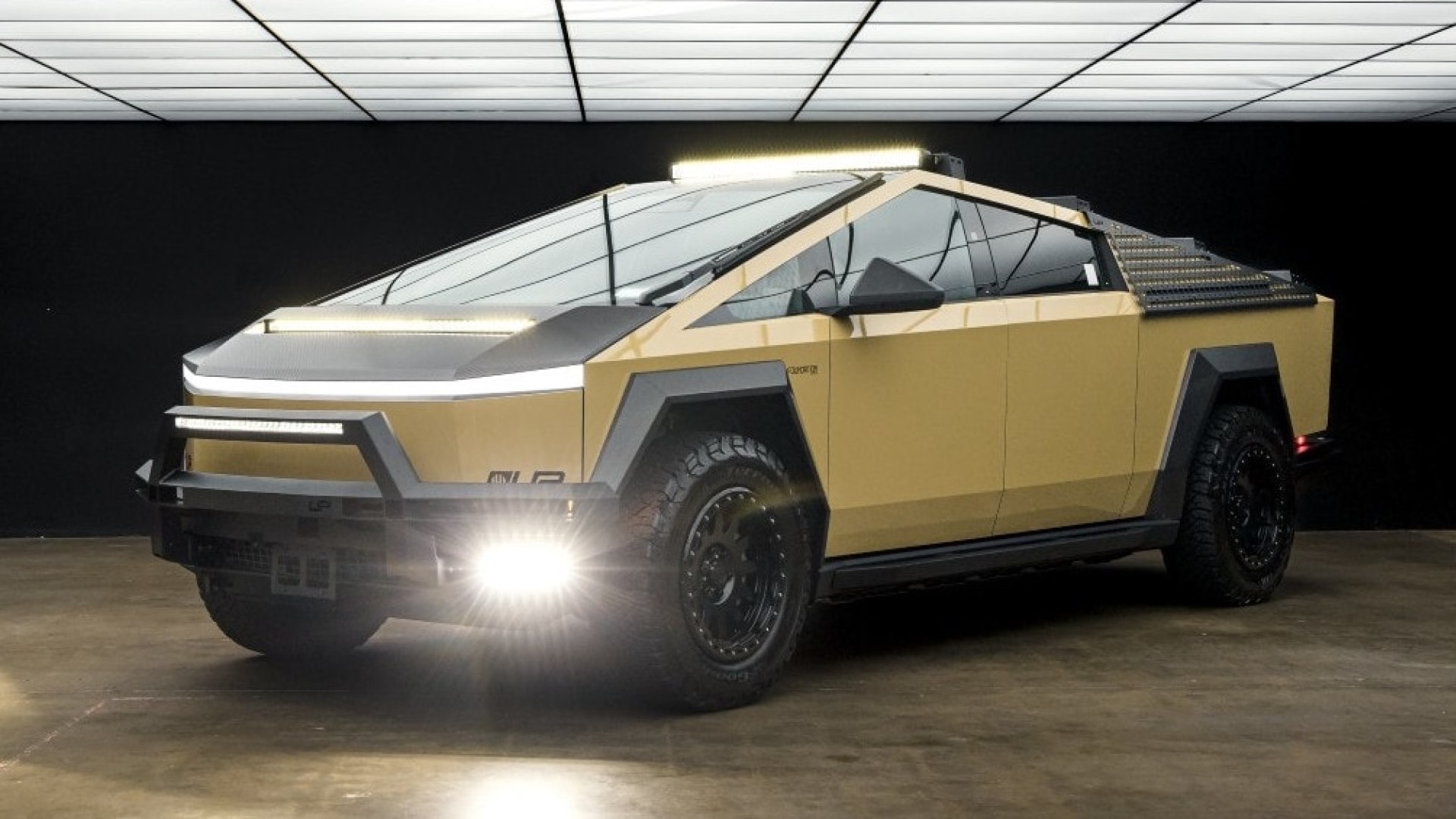 Cybertruck con paraurti rinforzati e pneumatici all-terrain in un contesto di off-road