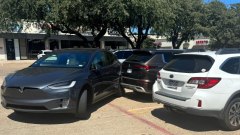 Tesla esce dal parcheggio con Summon e colpisce un'altra auto. Chi paga, ora?