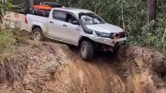 Video Toyota Hilux, sfida estrema a Gunshot Creek