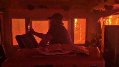 Treno bloccato in un incendio in Canada: il video onboard è spaventoso