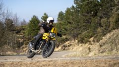 Triumph Scrambler 400 XC, prova: su strada e in off, con stile