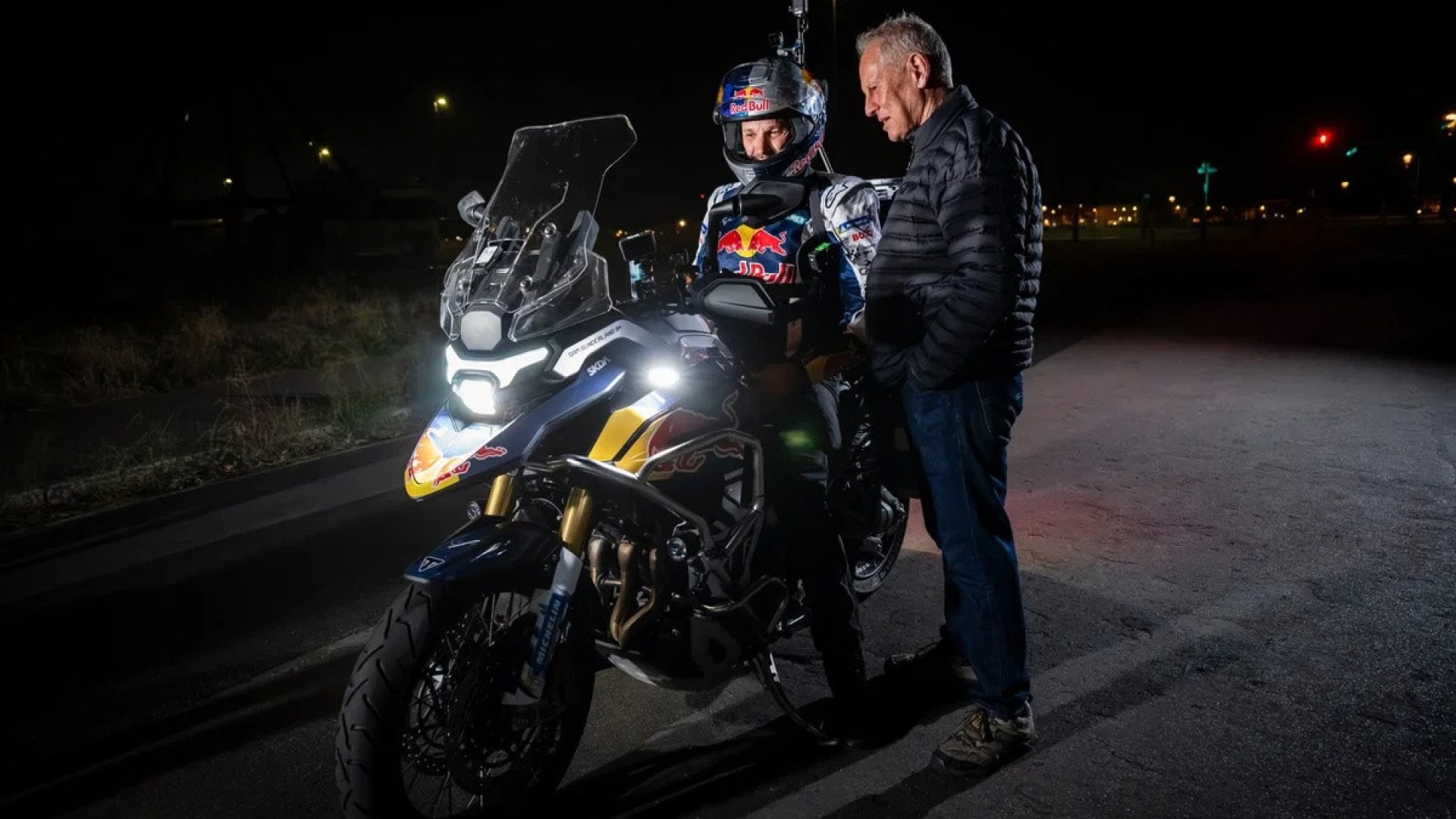 Sam Sunderland in sella alla Triumph Tiger 1200 2027 durante la partenza del giro del mondo in moto a Londra