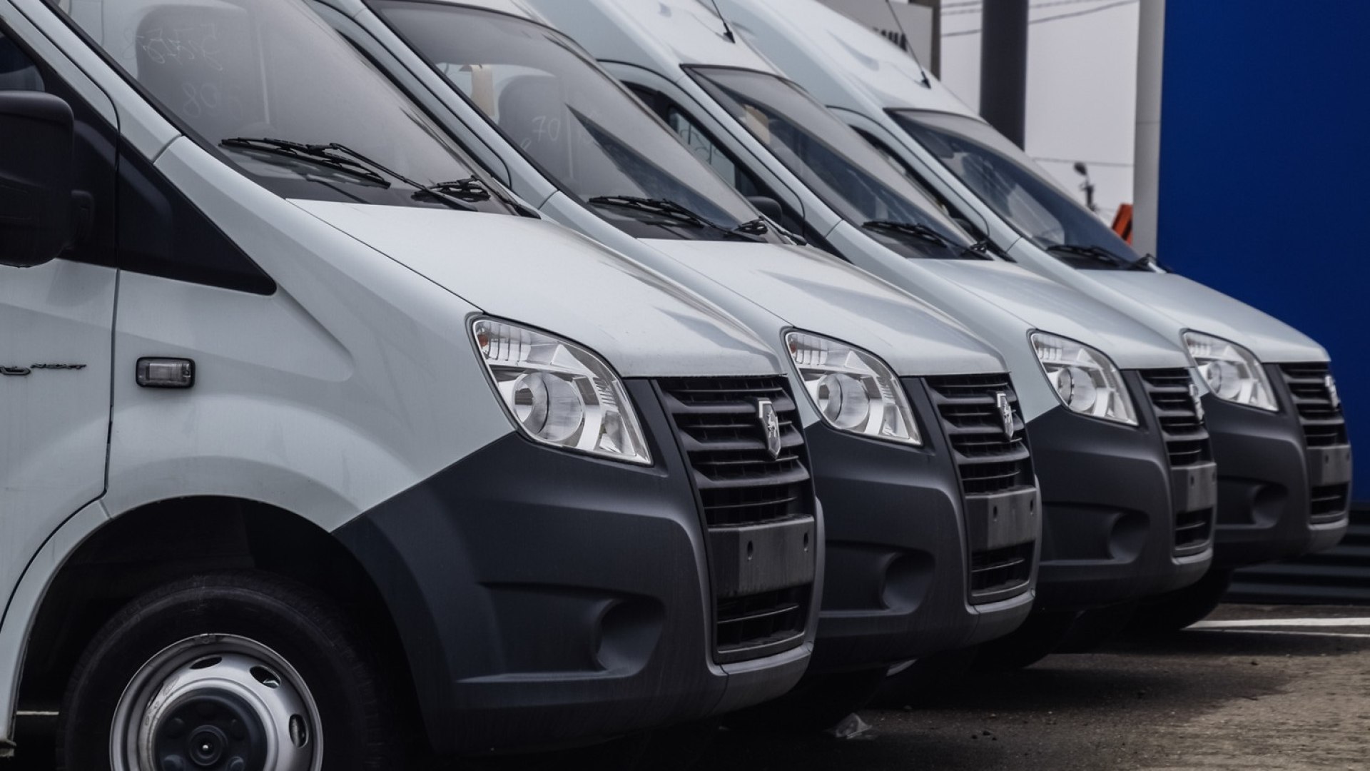 Veicoli commerciali in crescita in Europa, con un aumento significativo degli autobus elettrici, mentre i furgoni e camion mostrano un andamento diverso