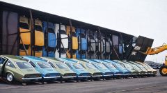 Auto appese come prosciutti: il metodo di trasporto che le faceva costare meno