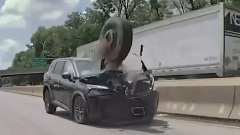 Nissan colpita da una ruota in autostrada: il video shock