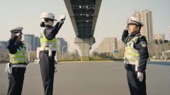 Video vigile robot in Cina: traffico diretto da un umanoide